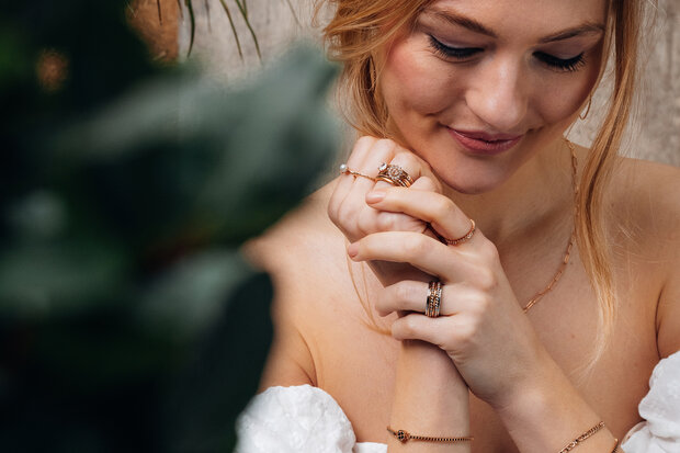 iXXXi Fame Ring 2mm Lucia Peach Rose Goudkleurig